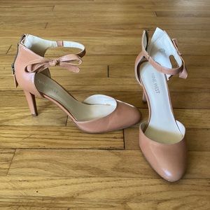 Nine West Light Tan Round Toe Heels w Bow (size 6.5)